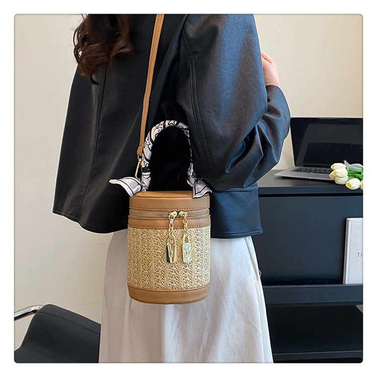 Women's Medium Straw Solid Color Vintage Style Zipper Bucket Bag display picture 1