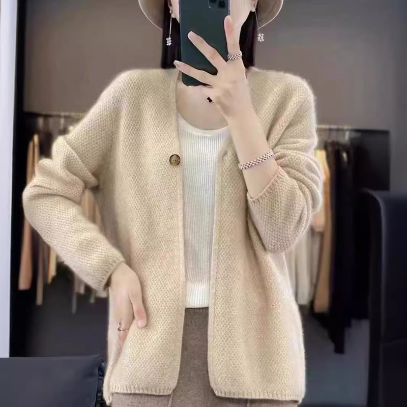 秋冬の新型の一粒はファッションのメリヤスのカーディガンのセーターの女性vネックの純色のカジュアルな肌に合わせて長袖のコートを掛けます。|undefined