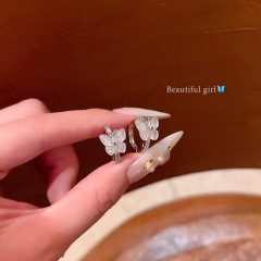 韓国系の爆発物のシンプルな気質の蝶の耳のイヤリングの女性のミニ高級感の小さい清新な耳のピアスのネットの赤い耳の装飾品