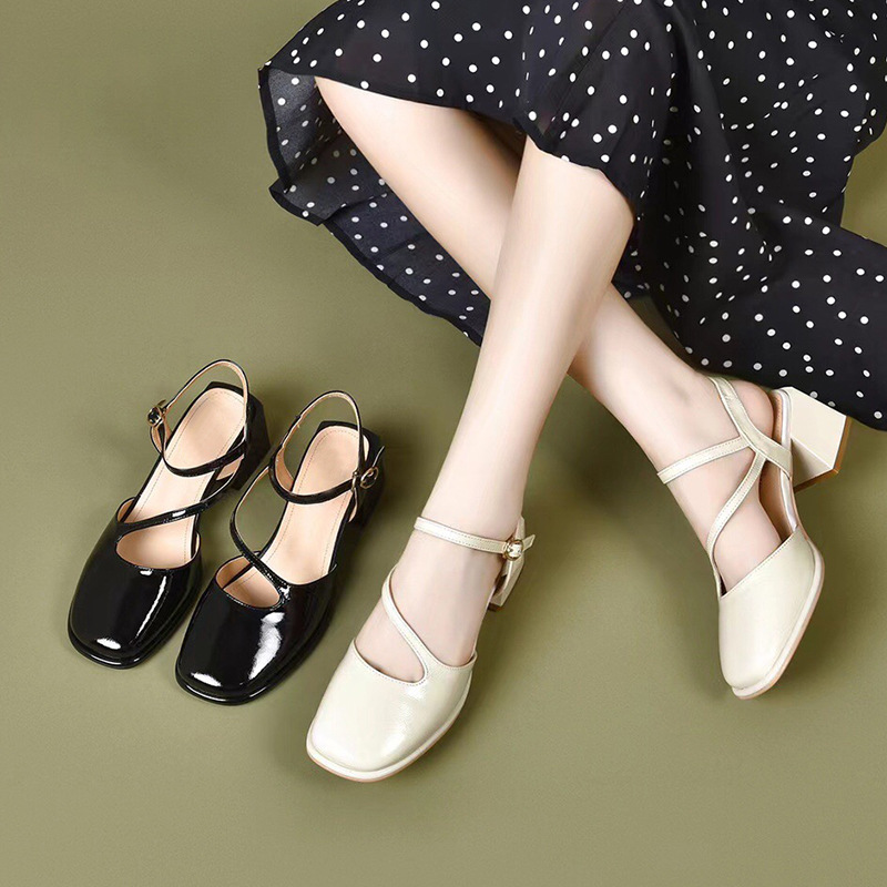 Dép sandal nữ mũi vuông gót vuông da bóng đế mềm gót trung bình — Màu đen