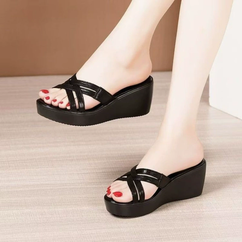 Женские летние босоножки на танкетке средней высоты, новинка 2025 года, на толстой водонепроницаемой платформе, с вырезами, модные, универсальные, белые шлепанцы