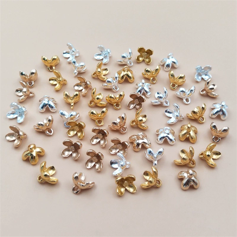 Материалы для рукоделия: подвеска из сплава в виде цветочной бутоньерки, маленький шпилька-цветок в старинном стиле, четырехлепестковый цветок, 1762 лепестка лотоса