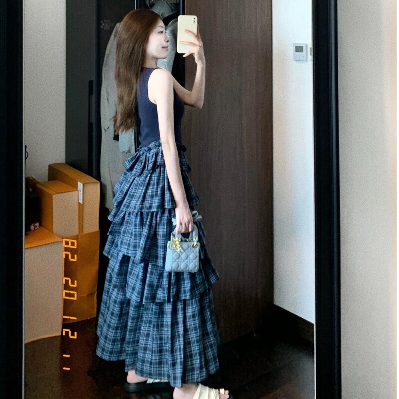 French-style vintage blue plaid patchwork sleeveless tank dress for women, with a unique design, beautiful and waist-cinching mid-length dress French-style vintage blue plaid patchwork sleeveless tank dress for women, with a unique design, beautiful and waist-cinching mid-length dress