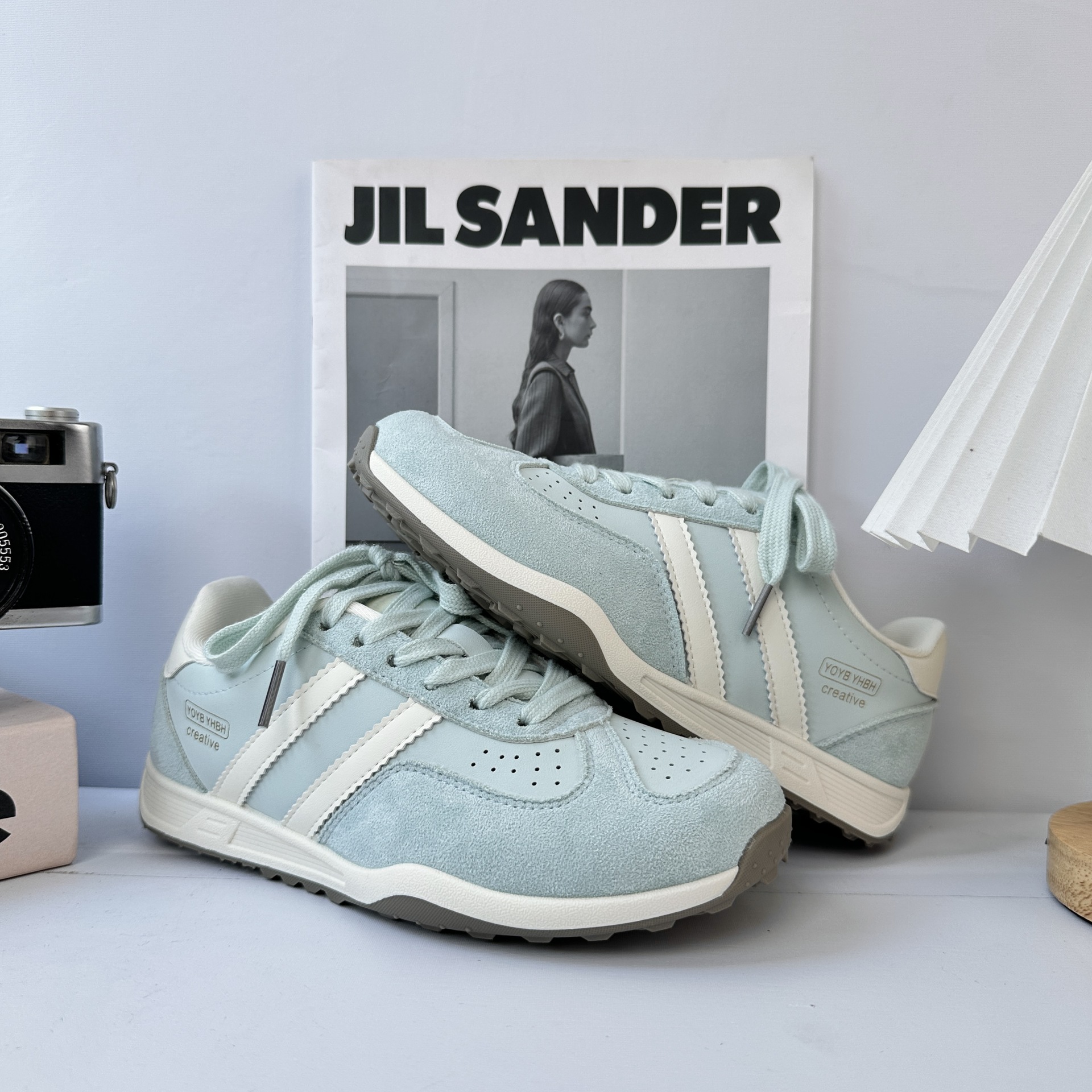 Zapatos deportivos y casuales de ondas distantes para niños y niñas en otoño de 2025 nuevos tipos de explosión, todos los tipos de zapatos de skate de suela gruesa ligera para padres