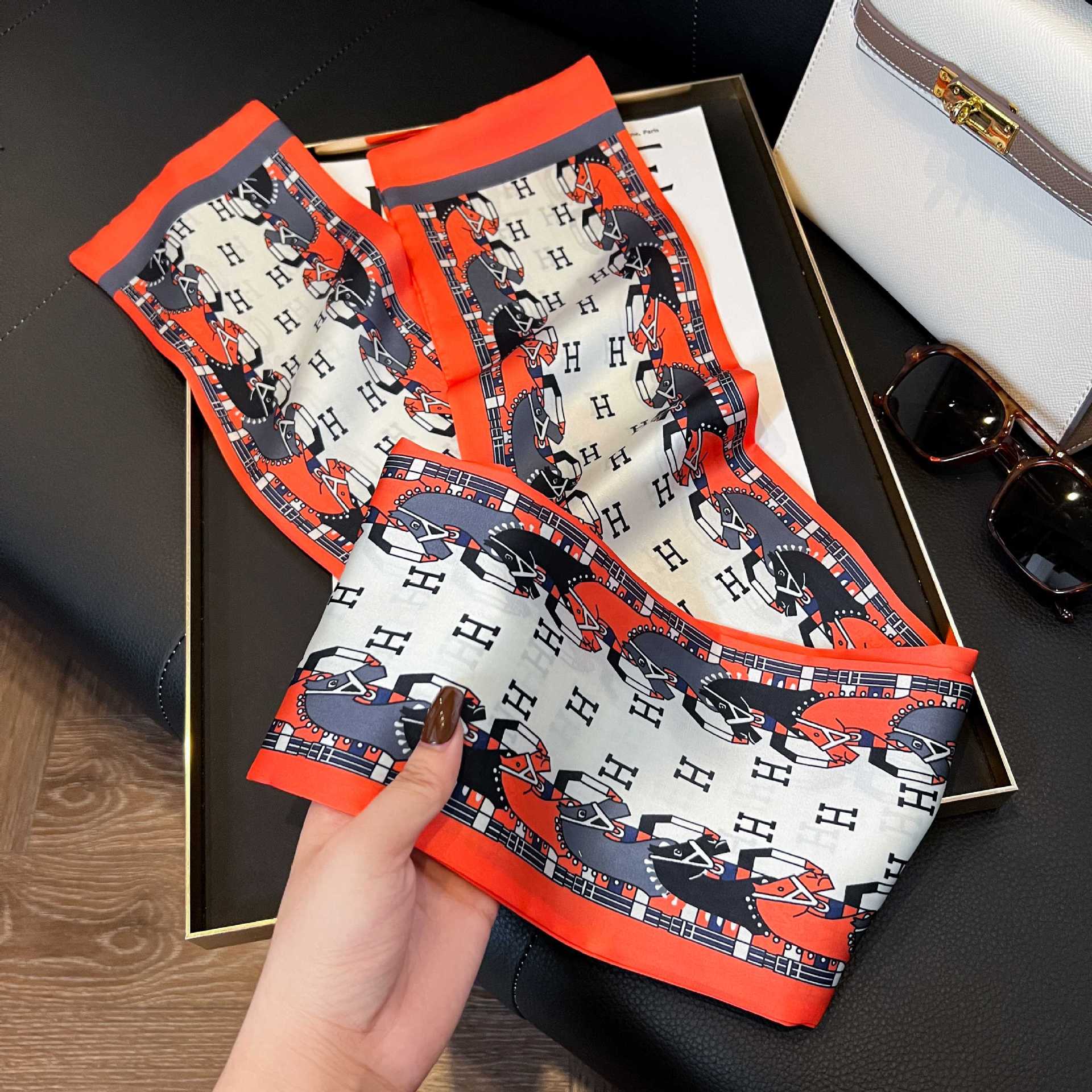 Nueva bufanda de seda pequeña banda larga estrecha para el cabello mujer estilo primavera y otoño moda madre bufanda estilo verano estilo fino serpentina bufanda al por mayor