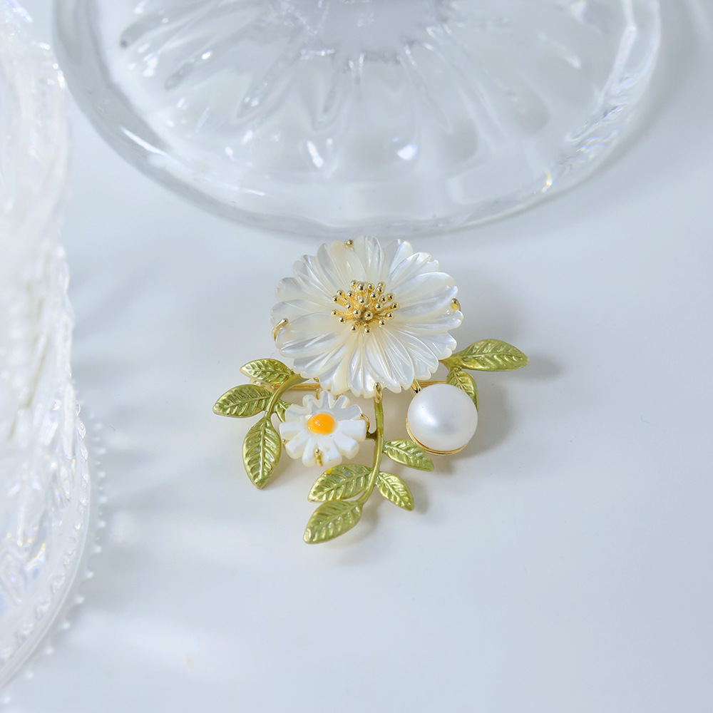 Nuevo broche de perlas de margarita de fragancia de alto nivel, nicho ligero y lujoso, accesorios de broche de traje de alta calidad. image 3
