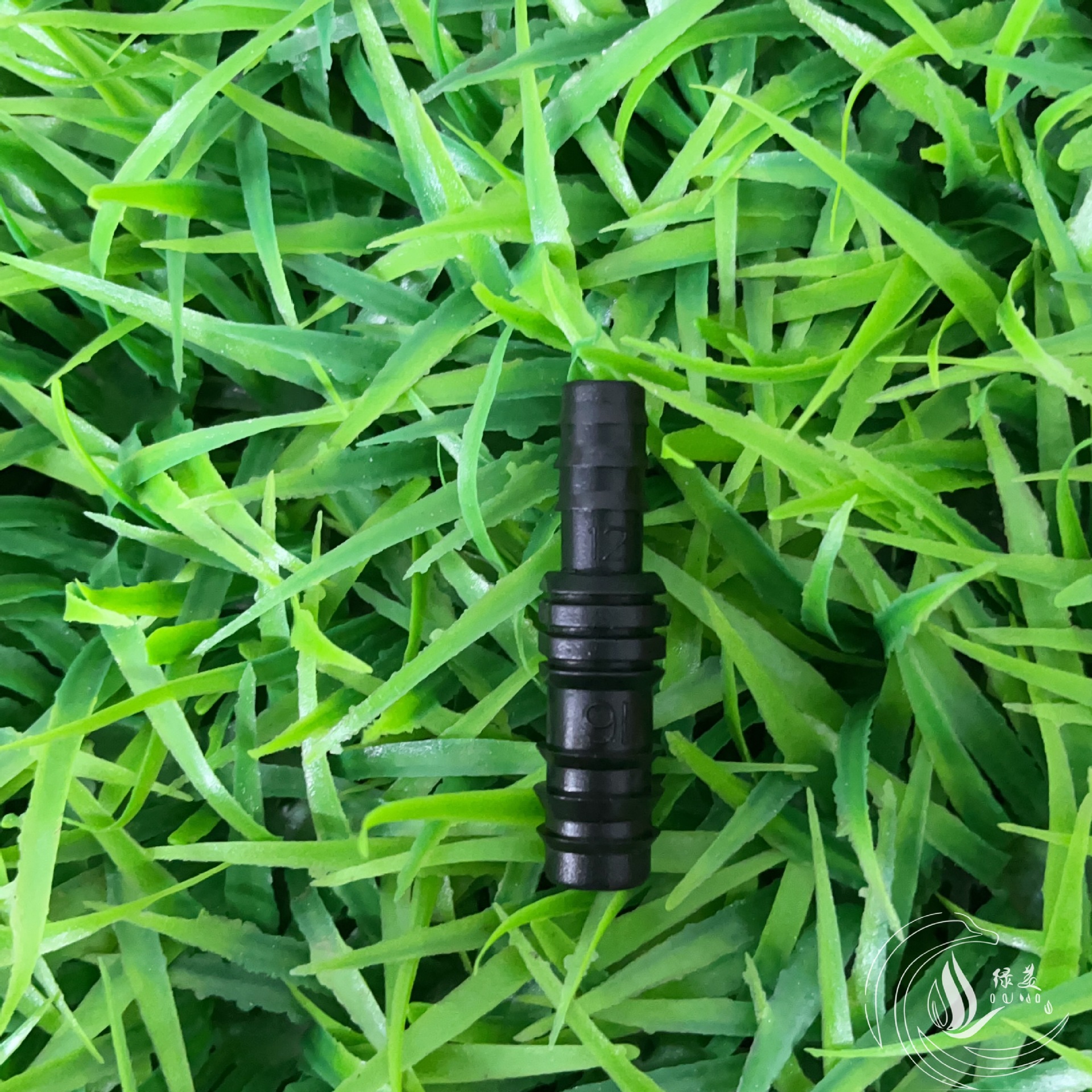 Nuevo material 16 PE tubo giratorio 8 / 12 capilar a través de invernadero accesorios de tubería de micro pulverización PE tubo enchufe accesorios de púas directas