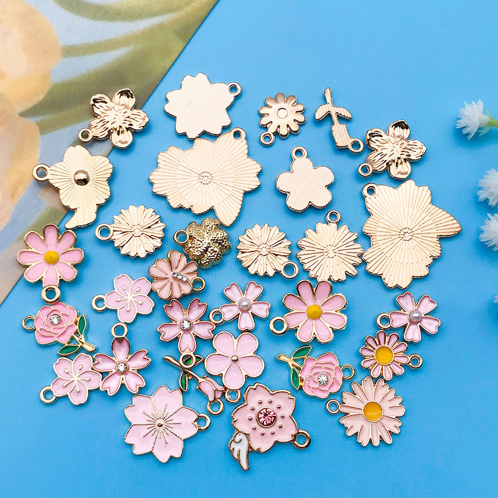 Colgantes esmaltados de flor de cerezo y margarita