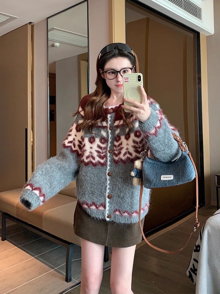 Demi-season sweater