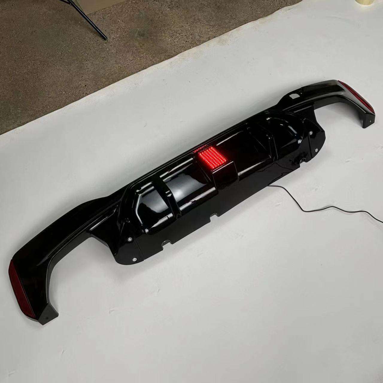 Suitable for Bmw 5 Series G30/G38 Racing Model Rear Lip with Square Lights, Glossy Black Carbon Pattern Rear Diffuser Tail Lip Surround