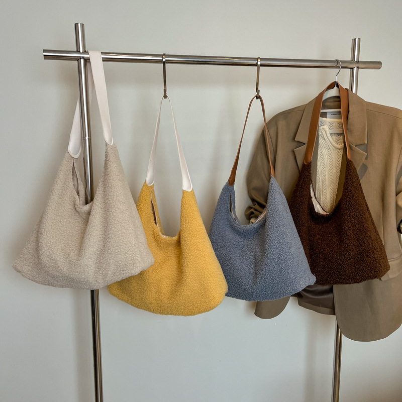 Retro de peluche de gran capacidad 2024 nuevo otoño e invierno estilo de viaje bolso de hombro minimalista estilo bolso de moda