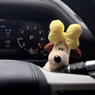 Fender Wiper Decorative Doll — Car ornaments - internet-celebrity-hug-yellow-bow-dog