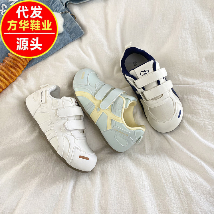 2026 primavera y otoño nuevos zapatos de skate deportivos cómodos zapatos de entrenamiento alemán dulce melocotón planeta velcro zapatos blancos pequeñas mujeres