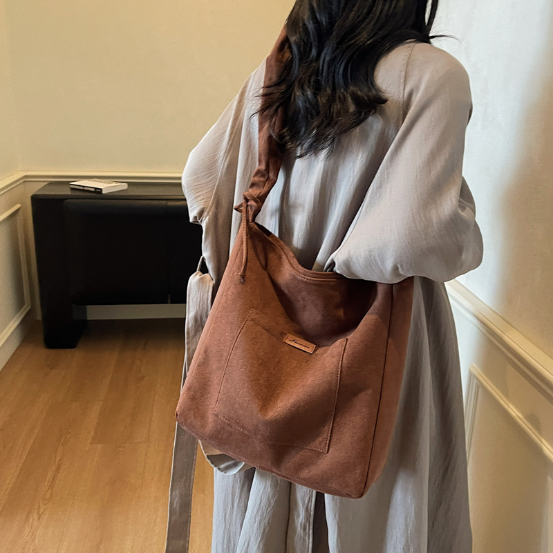 2025 otoño y invierno retro gaúster bolsas de balde de agua de mujer ocio versátil bolsas tote de gran capacidad plegadas mochila de hombro
