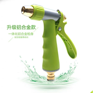 The manufacturer supplies a new model of high-pressure car wash water gun with an aluminum alloy coated copper-plated nozzle for home car washing and brushing