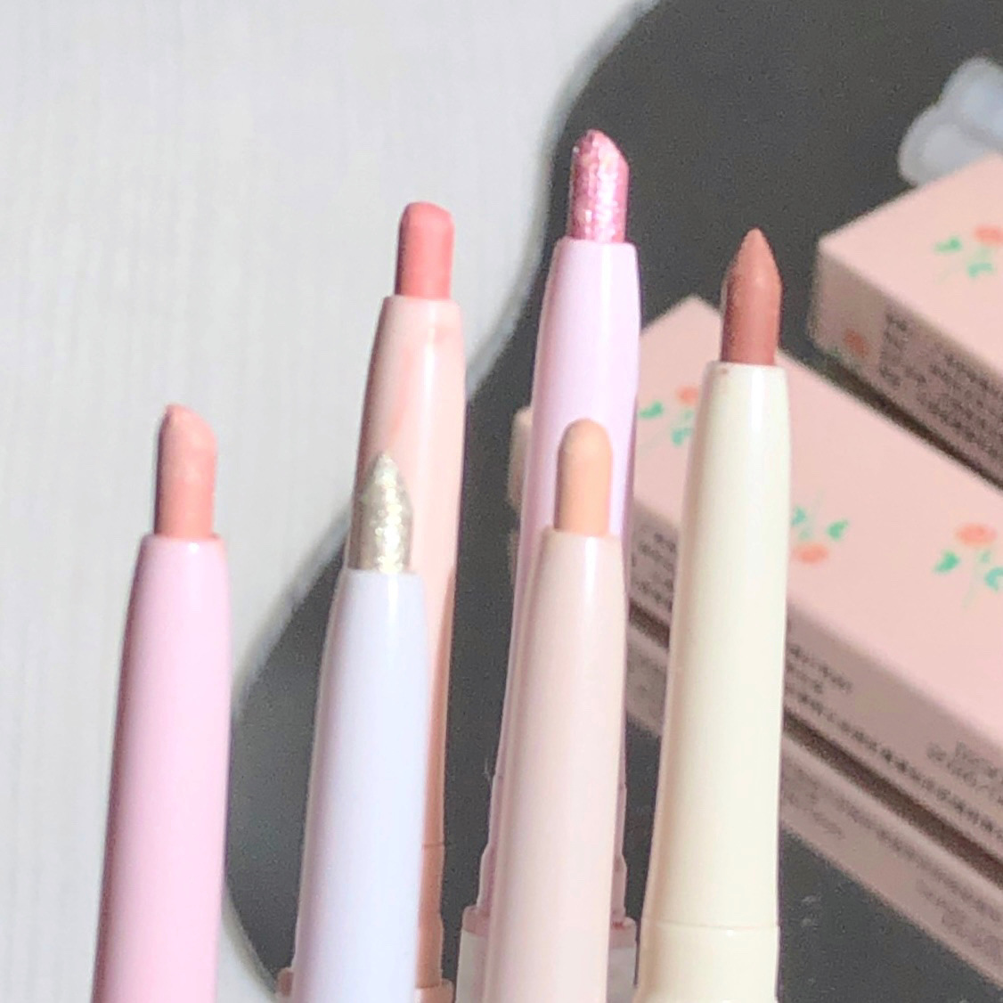 SWEET MINT's Splendid Flower Season Double-headed Silkworm pen with pearlescent and matte finishes to brighten the eyes and face, down to two-in-one Application Scenario