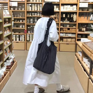 �nϵ�������ڻҸ�y��߅б��μ�����ُ����r�к��s������Ů��