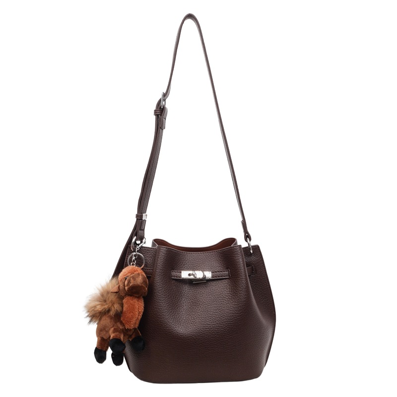 Otoño y invierno bolso de mujer retro bolso de cubo de mano 2025 nuevo tipo bolso de cesta de platos de viaje versátil bolso de hombro