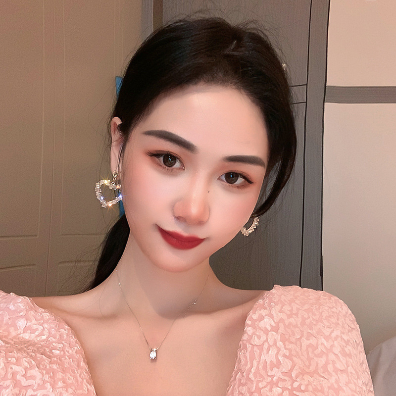 Korean Style Inlaid Crystal Heart Shaped Hollowed Alloy Stud Earrings Wholesale display picture 1