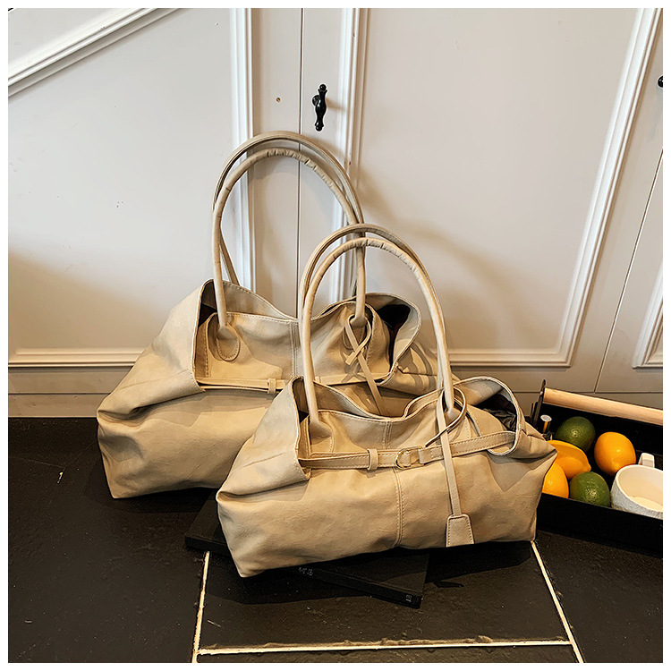 The laid-back style large-capacity underarm tote bag for women in 2025, with a lock, is fashionable and versatile. It's a trendy single-shoulder bag for commuting undefined
