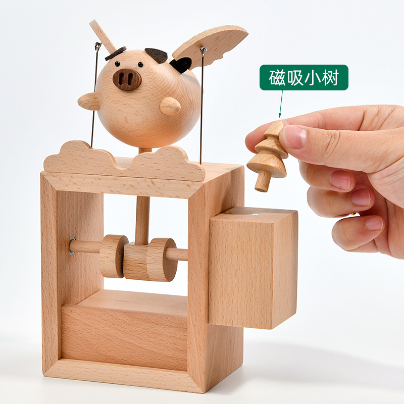 Venta directa de fábrica Mu Xiaofei Pig Adornos creativos para el hogar Regalos voladores Pig Artesanía de madera hecha a mano Caja de música