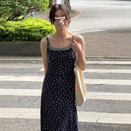 国潮牌碎花假两件吊带连衣裙女夏季中长款设计感别致休闲百搭长裙