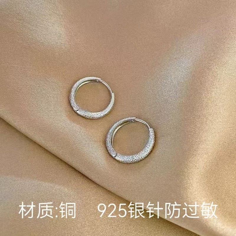 国境を越えた売れ筋のヨーロッパとアメリカンスタイルの誇張された光沢のあるシルバーの大きなフープイヤリング、女性用、シンプルで多用途なイヤリング、プレーンフープイヤリング|undefined