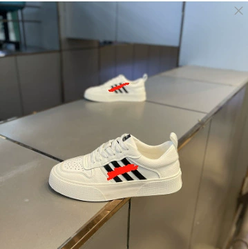 Мужские белые кроссовки с тремя полосками, весна-лето 2024, новые кожаные туфли, низкие повседневные туфли на мягкой подошве, модные мужские туфли на толстой подошве, размер XS.