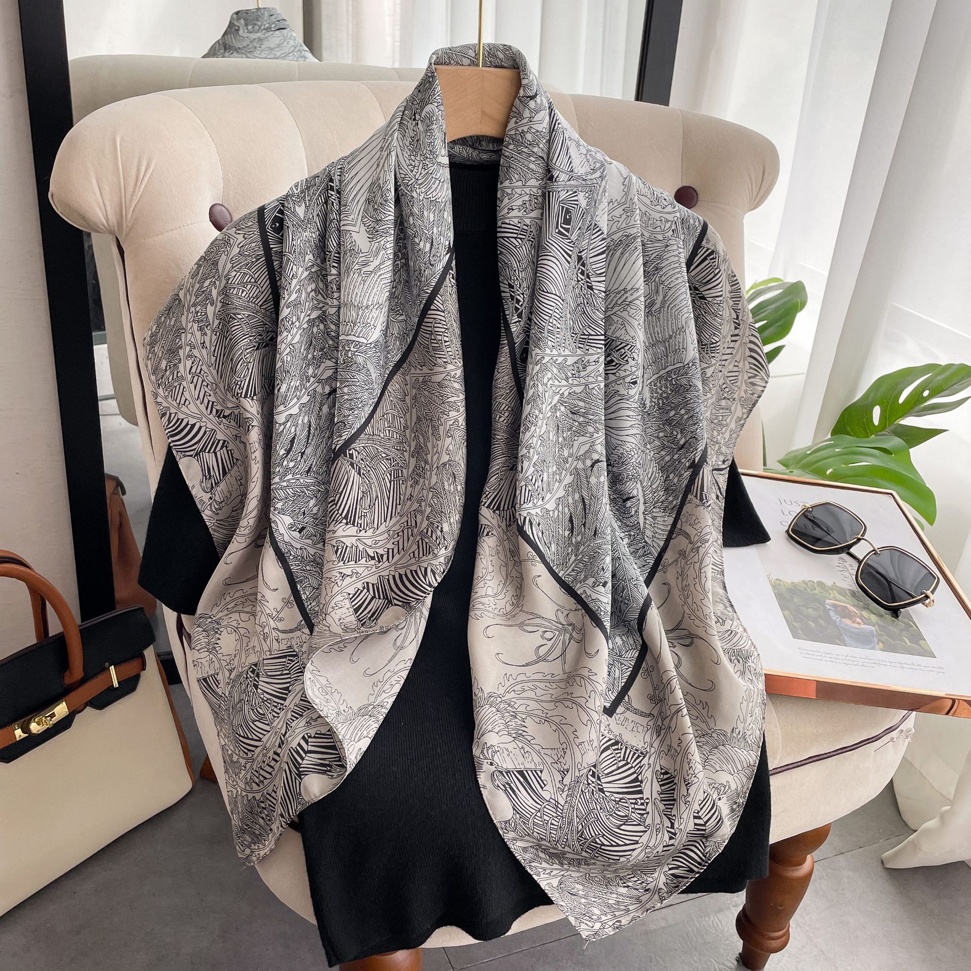 Women's Retro Classic Style Printing Satin Silk Scarf display picture 2