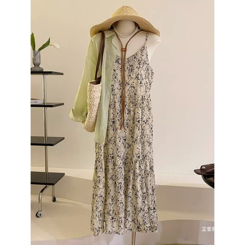 Plus-Size Vintage Chic Ink Floral Pleated Strap Long Dress for Women, Flattering and Flattering for the Figure Plus-Size Vintage Chic Ink Floral Pleated Strap Long Dress for Women, Flattering and Flattering for the Figure