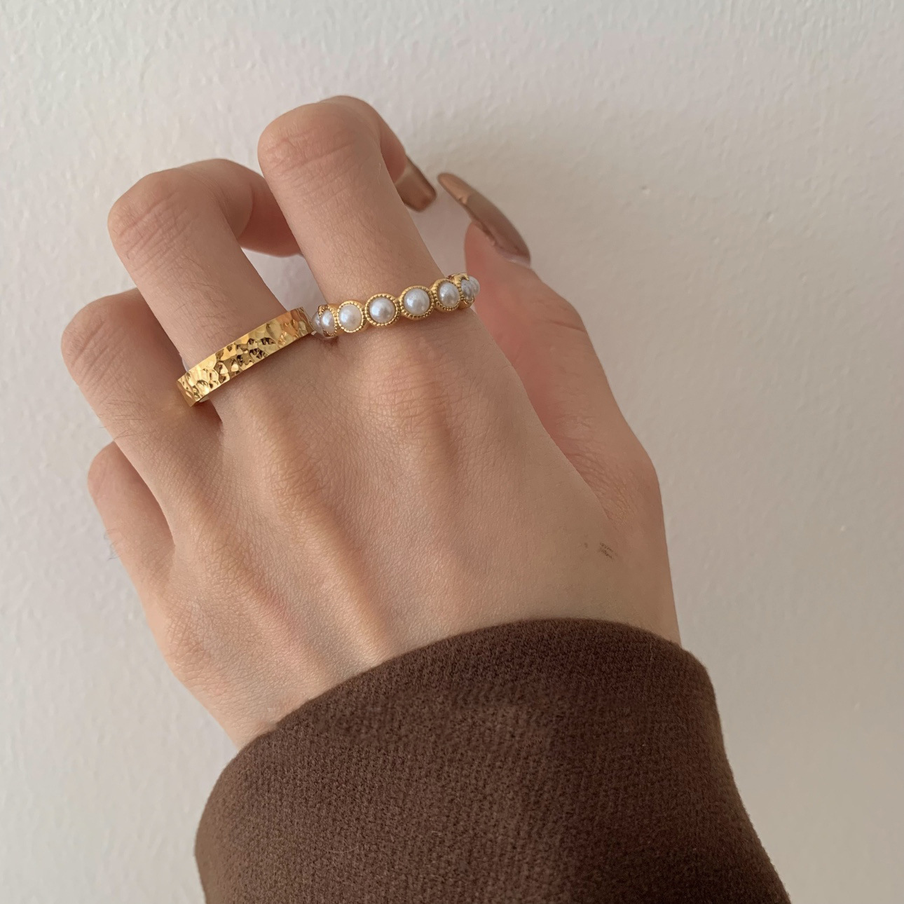 Rozbitý ľad, ľad, staroveká voda, vlnenie, ručne vyrobený kladivový textúrovaný dizajn, úzka edícia, módny titánový oceľový pozlátený prsteň pre ženy._voghion.com