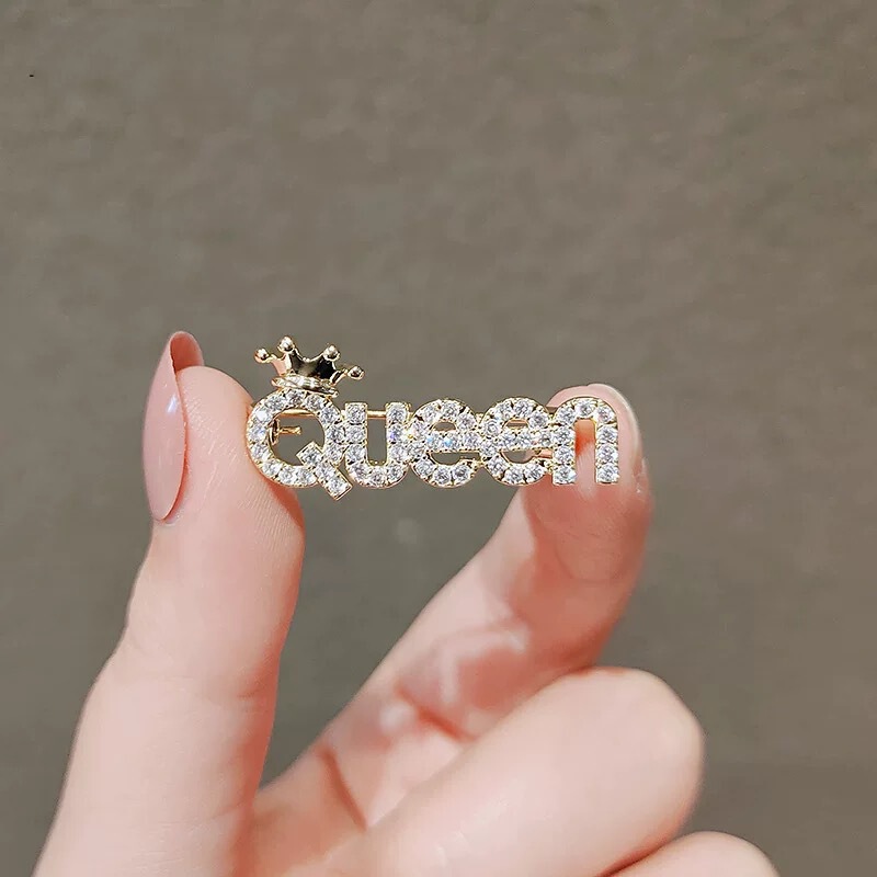 Rhinestone Letter Queen Queen Brooch Women's Trendy Personalized Pin Collar Pin Anti-Exposure Buckle Pin Cardigan Suit Accessories Rhinestone Letter Queen Queen Brooch Women's Trendy Personalized Pin Collar Pin Anti-Exposure Buckle Pin Cardigan Suit Accessories