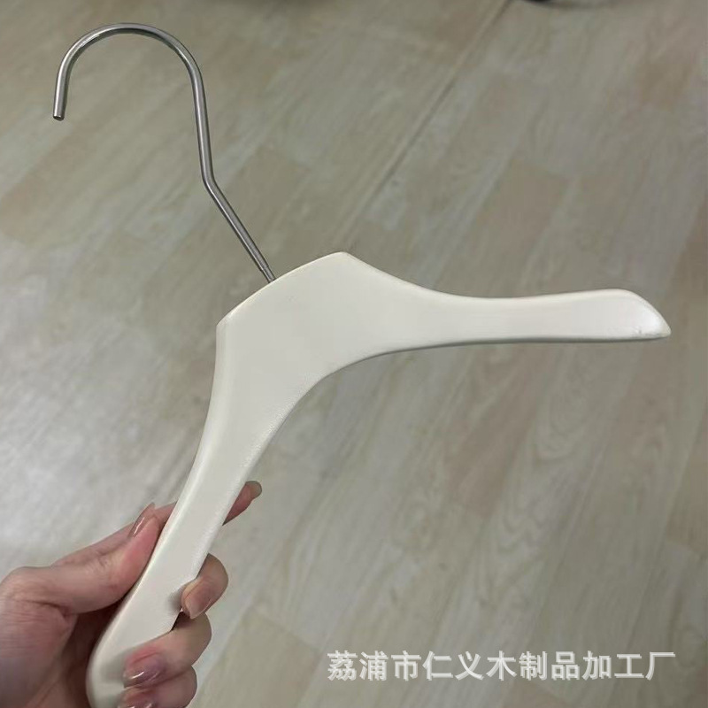 卸売りの乳の白い実木のハンガーのクリップの項の婦人服の店の服は太い子供服の店の木製の服を掛けてズボンの棚を支えます。