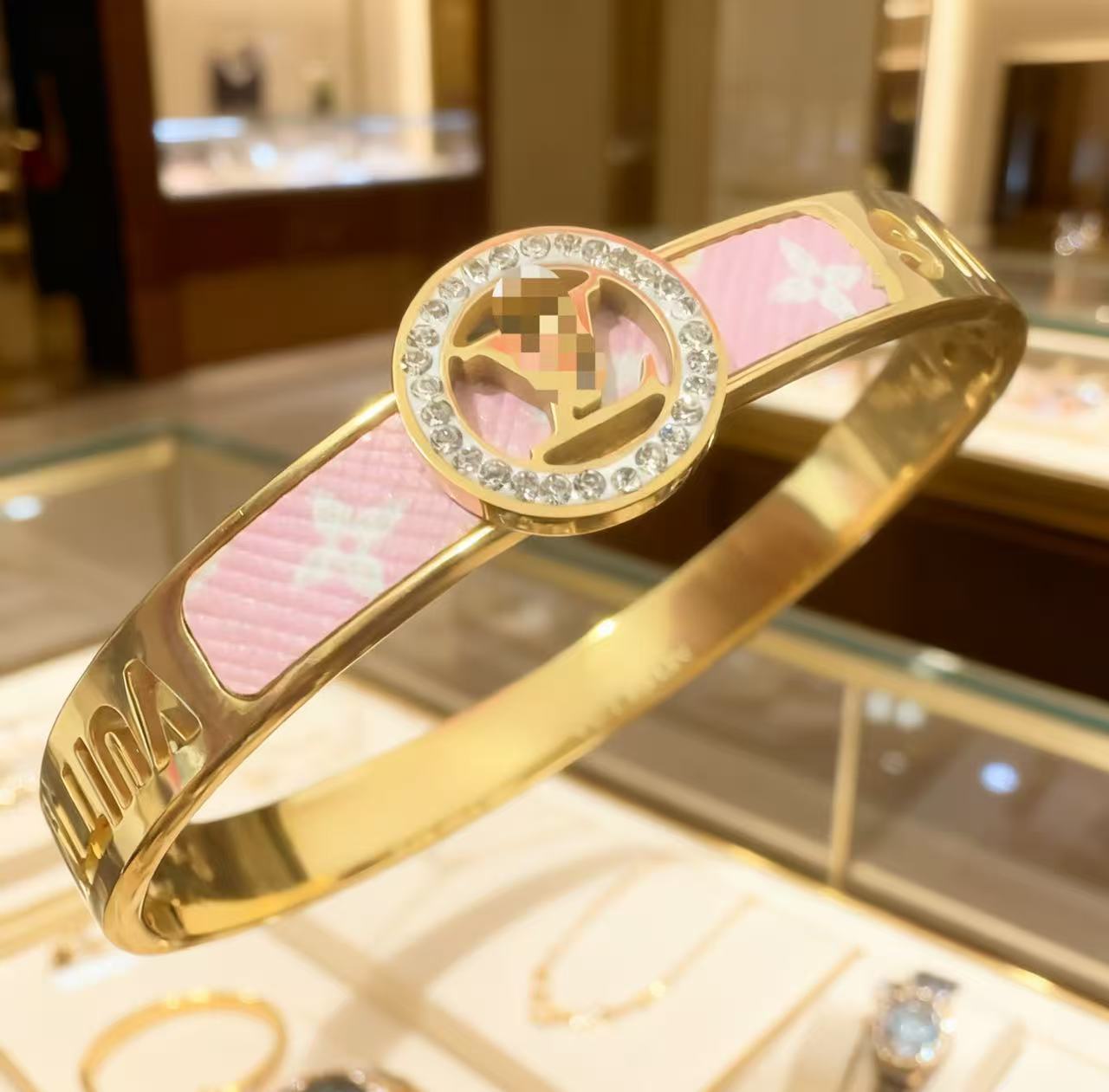 2025 新しいヨーロッパとアメリカのビッグブランドチタン鋼ブレスレット非退色ステンレス鋼ブレスレットバックルオープニングハンドジュエリー卸売