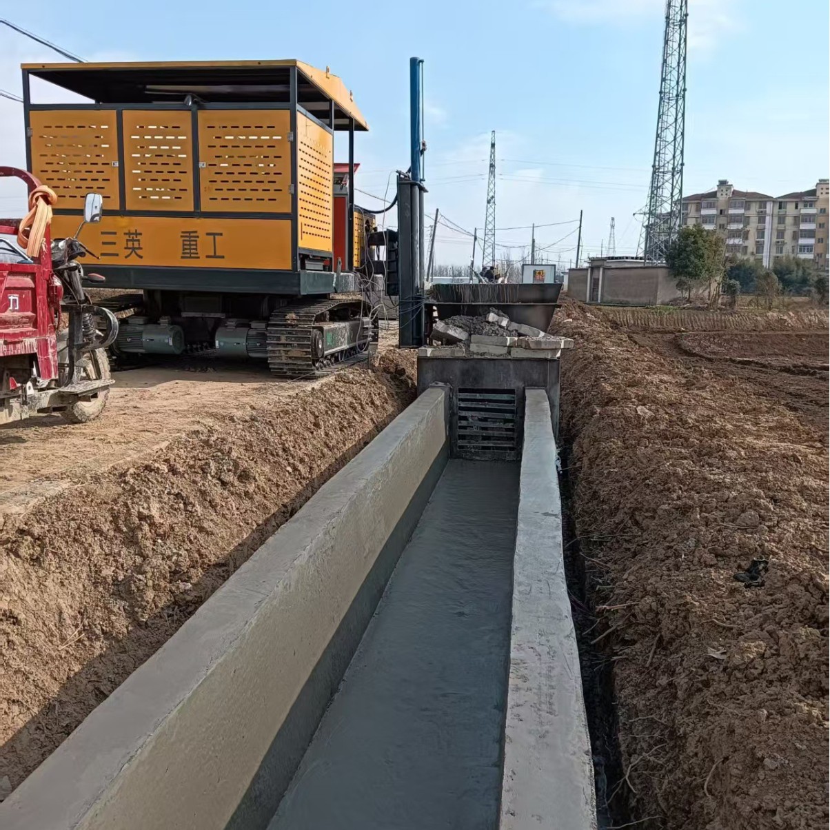 三英滑模机履带式水沟滑模机 工程机械路沿石滑模机 混凝土路肩石