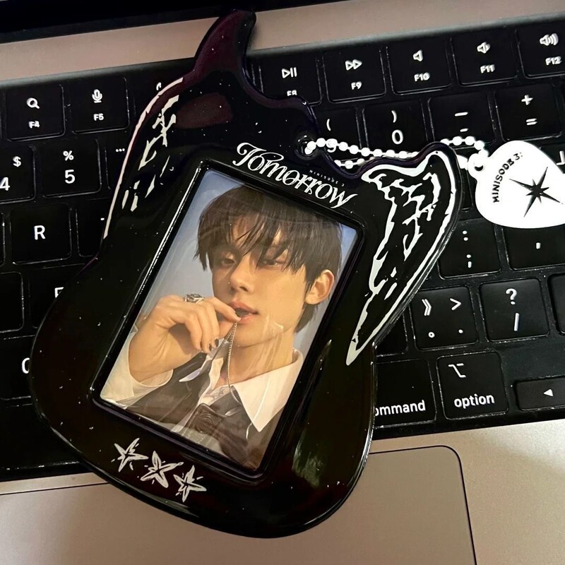 韓国エンターテイメント TXT ギター PVC 黒カードホルダーアイドル追跡カード収納ディスプレイソフトプラスチック保護カバーキーホルダー付き|undefined