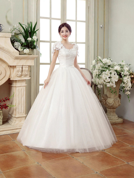 Spring fitted lace wedding dress