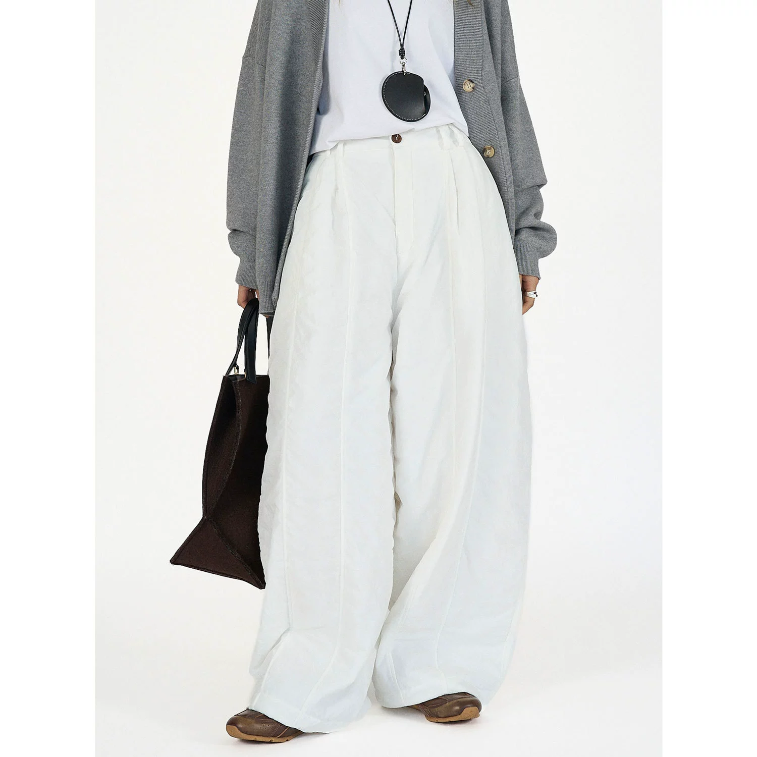 Осенне-зимние новые повседневные простые стеганые плиссированные повседневные брюки в японском стиле, удобные теплые длинные брюки пушистого силуэта для женщин