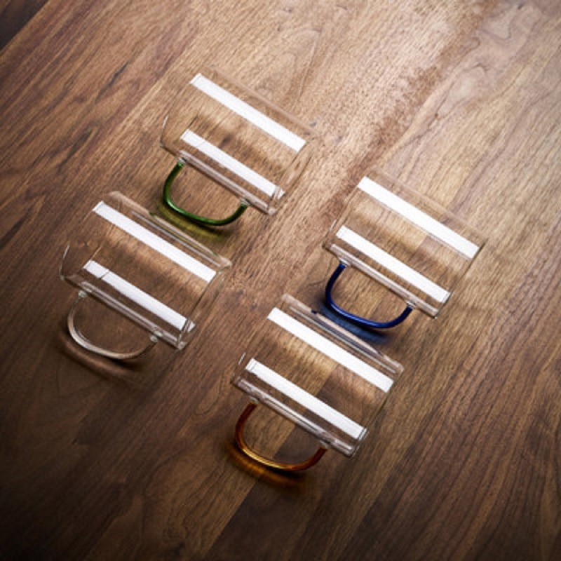 Taza de agua de mango de color recto de borosilicato al por mayor de fábrica con mango taza de té verde transparente de vidrio engrosado de una sola capa para el hogar