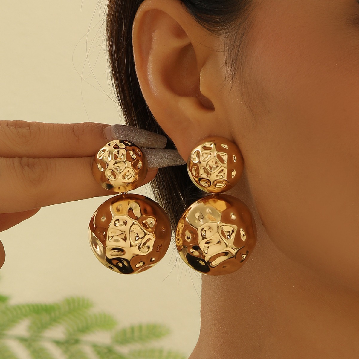 Europa y América transfronterizas de moda damas martilladas estereoscópicas textura aretes redondos retro aretes de diseño avanzado