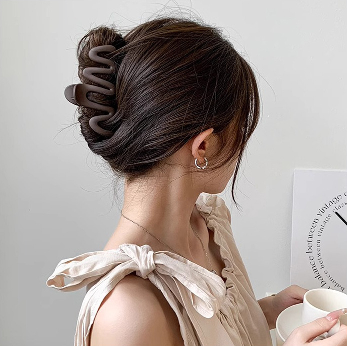 Pinza de agarre de cabello ondulado esmerilado para mujer otoño e invierno gran clip de tiburón de temperamento de alta gama en la parte posterior de la cabeza horquilla para el cabello accesorios para el cabello