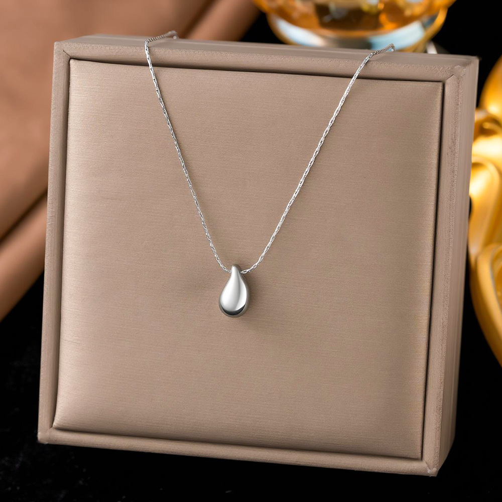 [collar de acero de titanio dorado + acero] collar de amor de nicho con cadena de clavícula avanzada en la moda de lujo ligero femenino