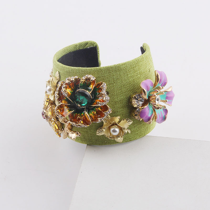 Baroque Metal Rose Flower Diamond Gemstone Bracelet display picture 4