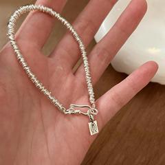 韓国999足銀は古い手作りの銀のブレスレットを作っています。