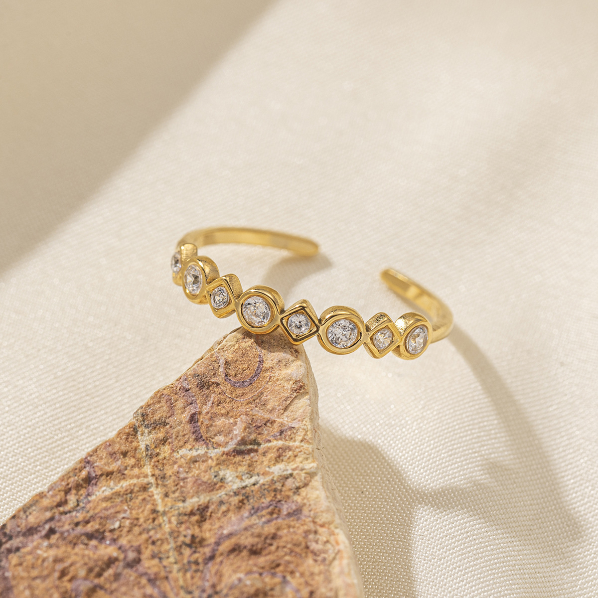 Anillo de acero inoxidable de estilo europeo y americano Tena Anillo de circón de oro de nicho femenino de 18k de sol El acero de titanio no se desvanece