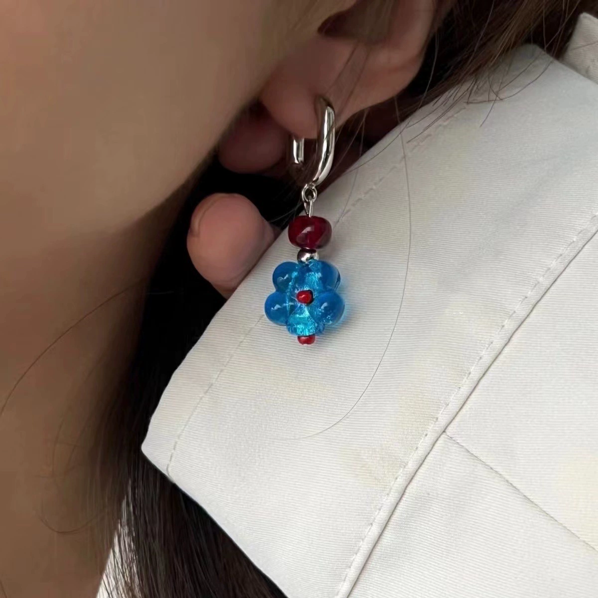 Островные серьги с асимметричным рисунком, небольшие подвески, универсальная посадка, многоцветные