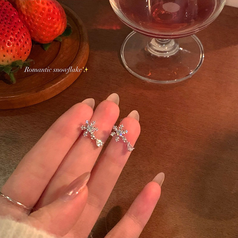 Snowflake water droplet zircon earrings for women, with a light luxury high-end temperament, niche earrings, new cool_voghion.com