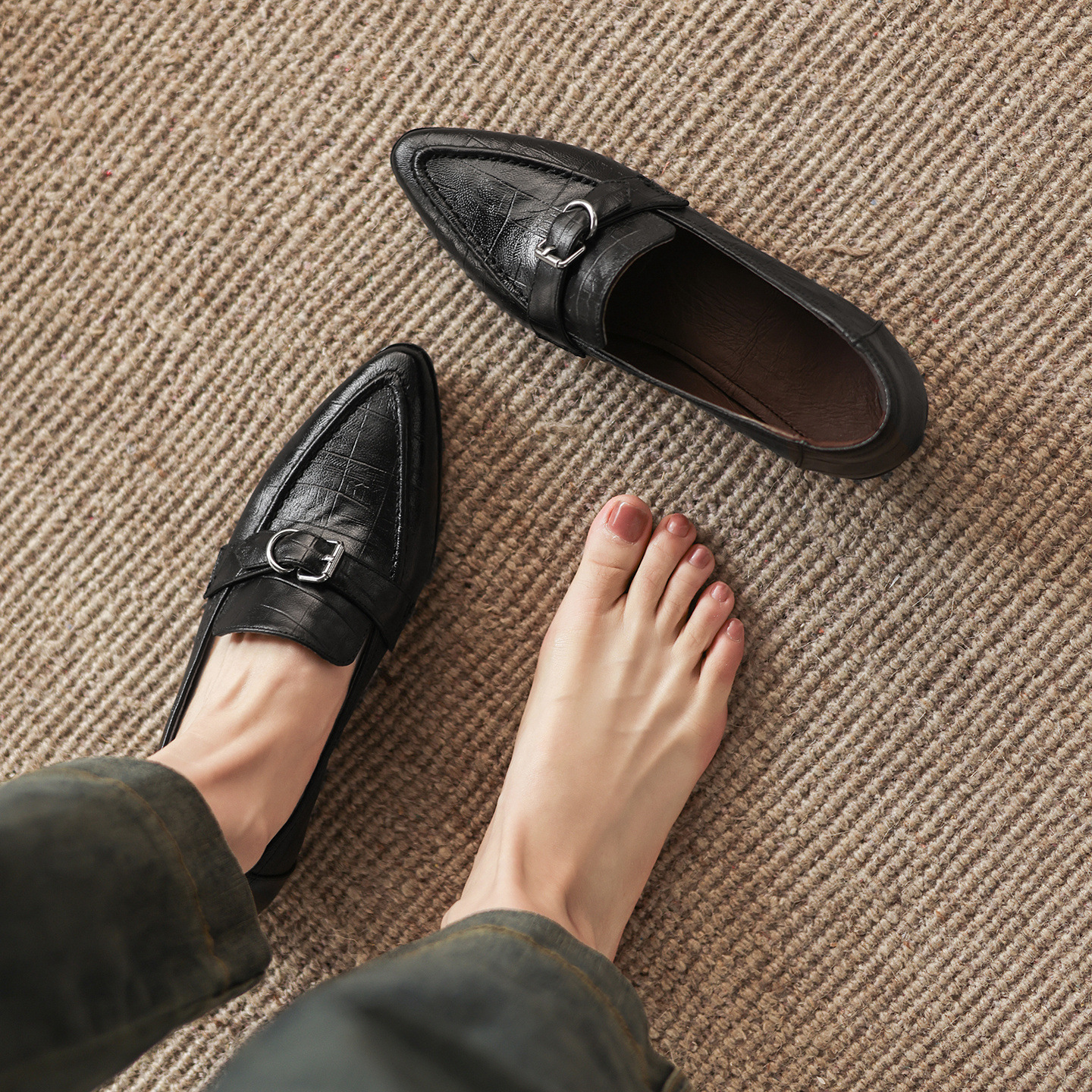 Giày loafer nữ phong cách Anh quốc, mũi sâu, gót thấp vuông, da bò — màu nâu