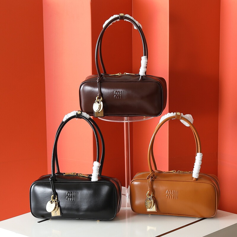 Miu Miu long-handle bowling bag, fashionable and versatile, suitable for commuting, pillow bag, shoulder and handbag, large-capacity tote bag for women Miu Miu long-handle bowling bag, fashionable and versatile, suitable for commuting, pillow bag, shoulder and handbag, large-capacity tote bag for women