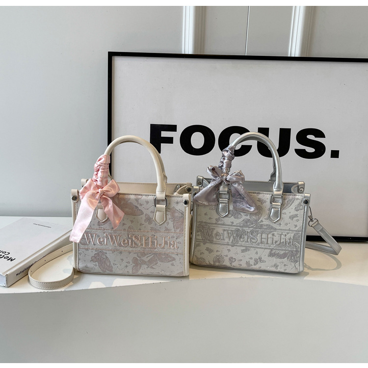 法式小眾刺繡設計手提小包包女2024新款簡約字母托特包百搭斜挎包